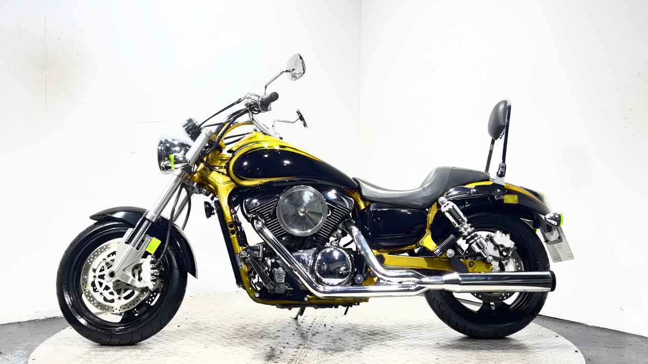 Kawasaki Vulcan 1500 Mean Streak con diseño musculoso y estilo personalizado para motociclistas apasionados